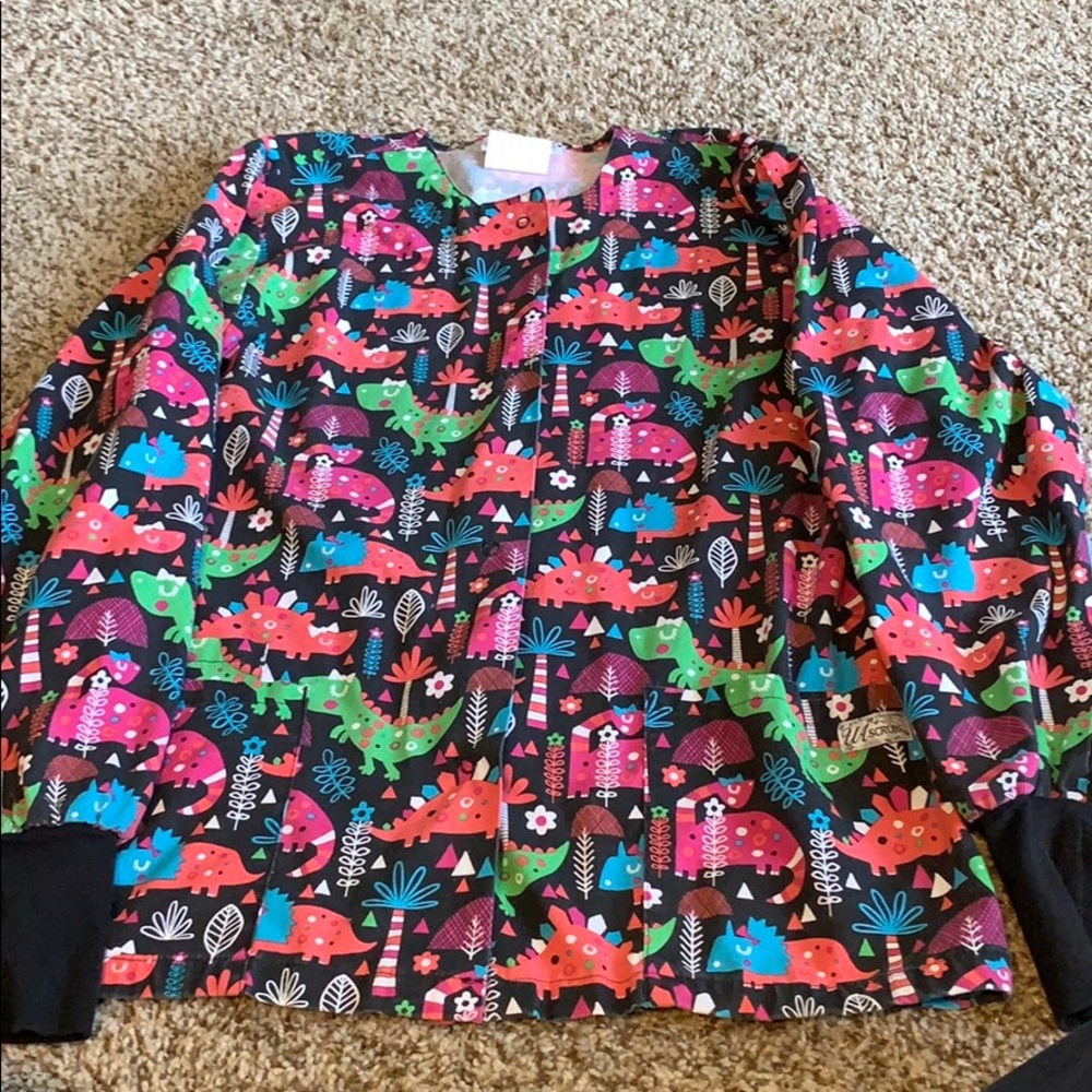 UA scrubs XS pattern scrub jacket